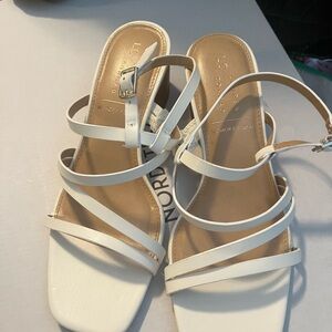 Karen Conrad. Beige. 7.5.  Never worn